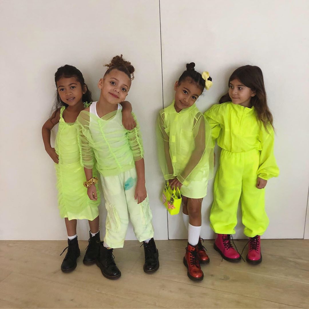 В неоновом мини: Ким Кардашьян демонстрирует горячие образы из собственной гардеробной